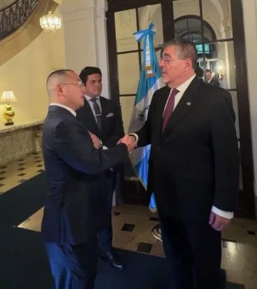 Frank Song in conversation with the President of Guatemala
